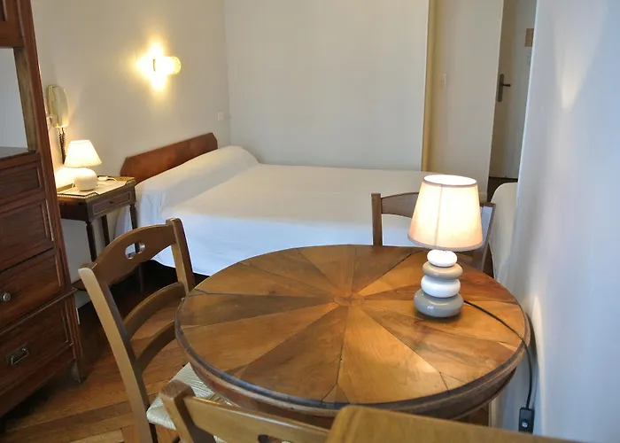 Castel Mistral מלון 3*